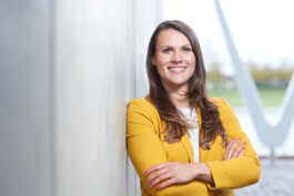 Business Portrait einer Managerin einer großen Einzelhandelskette, das Foto hat eine helle Lichtstimmung und die Person ein stahlendes Lächeln