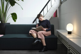 Ein natürliches Portrait der Podcasterin Debora Vogt bei der Arbeit. Sie ist ausgebildete Sexualtherapeutin und kennt sich gut mit der LGBTQ Szene aus.