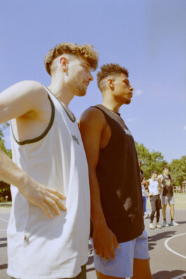 Zwei Basketballspieler dokumentarisch von unten fotografiert