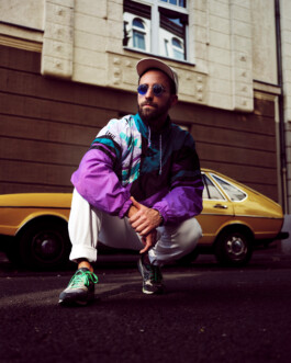 Der Portraitfotograf Vincent Kleemann aus Köln, Deutschland, fotografierte den Musiker Jan Benkest. Vincent Kleemann ist für seinen Analogen Stil bekannt, den man hier sehen kann.