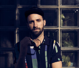 Der Portraitfotograf aus Köln, Deutschland fotografierte den Musiker Jan Benkest. Vincent Kleemann ist für seinen Analogen Stil bekannt, den man hier sehen kann.