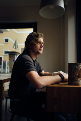 Das Portrait eines Amerikanischen Rucksacktouristen. Es ist eine Verbindung aus Dokumentar und Werbefotografie. Dafür nutzt Vincent Kleemann das natürliche Licht um die Szene authentisch einzufangen.