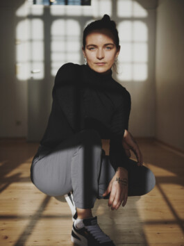 Breakdancerin Luise Viola Barnert authentisch fotografiert im spektakulären Fenster-Abendlicht 